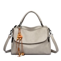 Bolso Boston gris de cuero granulado con colgante de madera y correa de hombro ajustable - Gris
