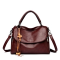 Bolso de mano color burdeos con asa, correa de hombro y colgante de borla con cuentas - Burdeos