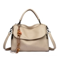 Elegante bolso Boston beige en cuero granulado con borla bohemia y bandolera - Albaricoque