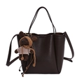 Sac seau en cuir marron foncé avec texture grainée et charmant pendentif d'ours en peluche - Avec Pendentif / Marron