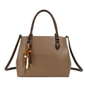 Borsa tote in pelle martellata caramello con manici scuri e ciondolo con perline - Cachi