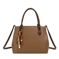 Borsa a mano marrone texture litchi con ciondolo in legno e tracolla regolabile - Marrone