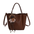 Sac seau minimaliste en cuir marron foncé avec une décoration d'ourson en peluche mignon - Avec Pendentif / Marron