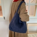 Dunkelblaue Plüsch-Tragetasche für Damen passend zum Wintermantel für Pendler - Blau