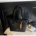 Grand cabas vintage noir en cuir à motif litchi avec un pendentif en perles colorées - Noir Avec Pendentif