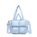 Sac fourre-tout matelassé bleu clair en nylon brillant avec bandoulière - Bleu