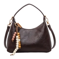 Dunkelbraune Retro-Leder-Tasche mit ethnischem Holzperlenanhänger und feinem Schultergurt - Braun