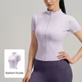Top corto da yoga elasticizzato viola chiaro con collo alto a zip e vestibilità slim - Viola Gloria