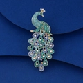 Détail d'une broche paon avec strass turquoise sur une base en alliage doré - Paon Doré Strass Aurore Bleu Vert (XD824397-2)