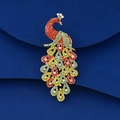 Vue macro d'une broche paon avec strass colorés sur une base en métal doré - Paon Doré Strass Orange Vert Jaune (XD824397-3)