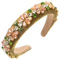 Dettaglio macro del cerchietto barocco di lusso con cristalli floreali e tessuto vintage - Verde Militare