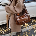 Retro braune Schultertasche für Damen aus Kunstleder mit Klappentasche und Anhänger - Braun