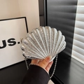 Mini-Abendtasche in Silbermuschelform mit Metalltextur und eleganter Kettenriemen - Silber