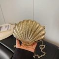 Mini-Abendtasche in Gold Muschelform mit Hammerschlag-Textur und feiner Metallkette - Hellgold