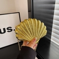 Goldene Mini-Clutch in Muschelform mit metallischer Textur und goldener Kette - Gold