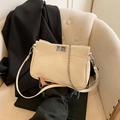 Borsa a tracolla bianco crema con chiusura a rotazione argento e tracolla a catena - Bianco