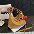 Bruine suède hobo tas met trekkoord, rode pompon en bohemian kralen hangers - Met Hanger / Bruin