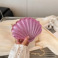 Mini-Umhängetasche in Rosa Metallic Muschelform mit edlem goldenem Kettenriemen - Lila Rosa