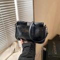 Borsa a tracolla nera lucida con chiusura a rotazione argento e doppia tracolla - Nero