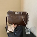 Borsa a tracolla marrone minimalista con chiusura a scatto argento e catena lucida - Marrone