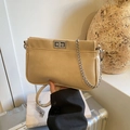 Borsa a tracolla beige minimalista con serratura rotante argento e catena - Cachi