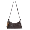 Bolso de hombro vintage media luna marrón oscuro con dije de madera y cremallera - Marrón
