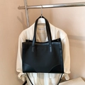 Borsa tote minimalista in tela nera e pelle con patchwork a contrasto e doppi manici - Nero