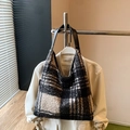 Retro wollen shopper met klassiek zwart-wit ruitjespatroon en leren handvatten - Groot Raster