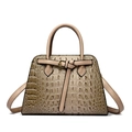 Sac à main trapèze kaki pour femme avec texture crocodile et sangle à boucle élégante - Kaki