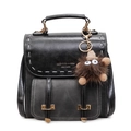 Zaino retrò in pelle nera con cuciture bianche e ciondolo a forma di mostro peluche - Nero