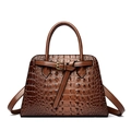 Sac à main marron foncé effet crocodile pour femme avec boucle dorée et bandoulière - Brun Foncé