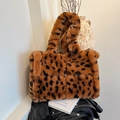 Grande borsa tote leopardata in ecopelliccia con manici morbidi e design capiente - Marrone
