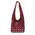Borsa hobo bordeaux in pelle scamosciata con borchie argentate e tracolla larga - Borgogna