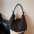 Minimalistische schwarze Hobo-Tasche aus Vintage-Canvas mit Knoten und Holzperlen-Details - Schwarz