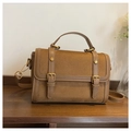 Bruine matte crossbody tas met gouden gesp en verstelbare schouderriem op houten standaard - Bruin