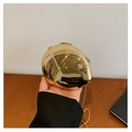 Irreguläre goldene Pebble-Clutch mit polierter Metalloberfläche und dünner Kette - Hellgold