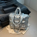 Metallisch silberne Stepptasche mit gepolsterten Griffen und Umhängeriemen - Silber