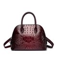Sac à main bordeaux élégant avec motif crocodile, doubles poignées et bandoulière - Bordeaux