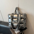 Große silberne gesteppte Puffer-Tragetasche mit Metallic-Finish und zwei Griffen - Gunmetal