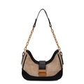 Borsa a mezzaluna in camoscio beige alla moda con finiture in pelle nera e catena d'oro - Cachi