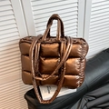 Gesteppte Bronze-Puffertasche mit Metallic-Finish und großem Fassungsvermögen - Braun