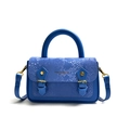 Sac à main bleu avec rabat effet peau de serpent et détails de boucles dorées - Bleu
