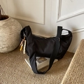 Minimalistische schwarze Nylon-Halbmondtasche mit bunten Holzperlen und breitem Gurt - Schwarz ohne Anhänger
