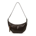 Dunkelbraune Leder-Hobo-Tasche in Halbmondform mit buntem Perlen-Anhänger-Detail - Braun