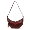 Dunkelrote Halbmond-Schultertasche aus glänzendem Leder mit Retro-Perlenanhänger Detail - Rot