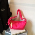 Borsa a mezzaluna in nylon fucsia con tracolla larga e ciondolo di perline colorate - Rosa Fucsia Con Ciondolo