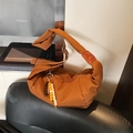 Borsa a tracolla in nylon caramello con perline di legno su una sedia di pelle - Marrone con Ciondolo