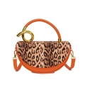 Sac bandoulière léopard en cuir orange avec une poignée métallique dorée unique - Orange