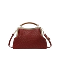 Dunkelrote geflochtene Handtasche mit Retro-Bügelverschluss und Holz-Effekt-Griff - Rot