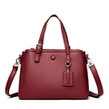 Bolso de mano en cuero granulado rojo oscuro con asas superiores y herrajes plateados - Rojo